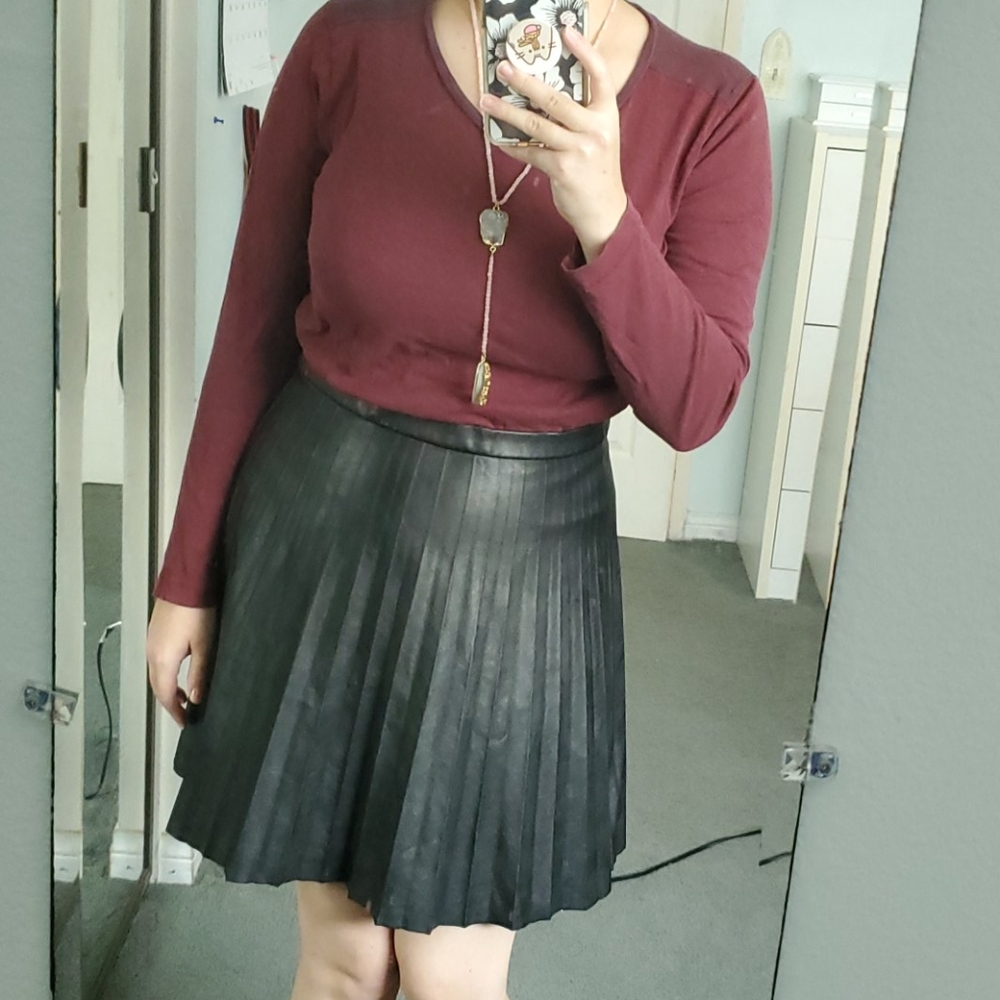 SOLD jcrew size 6 faux black leather pleated mini skirt - Picture 2 of 10